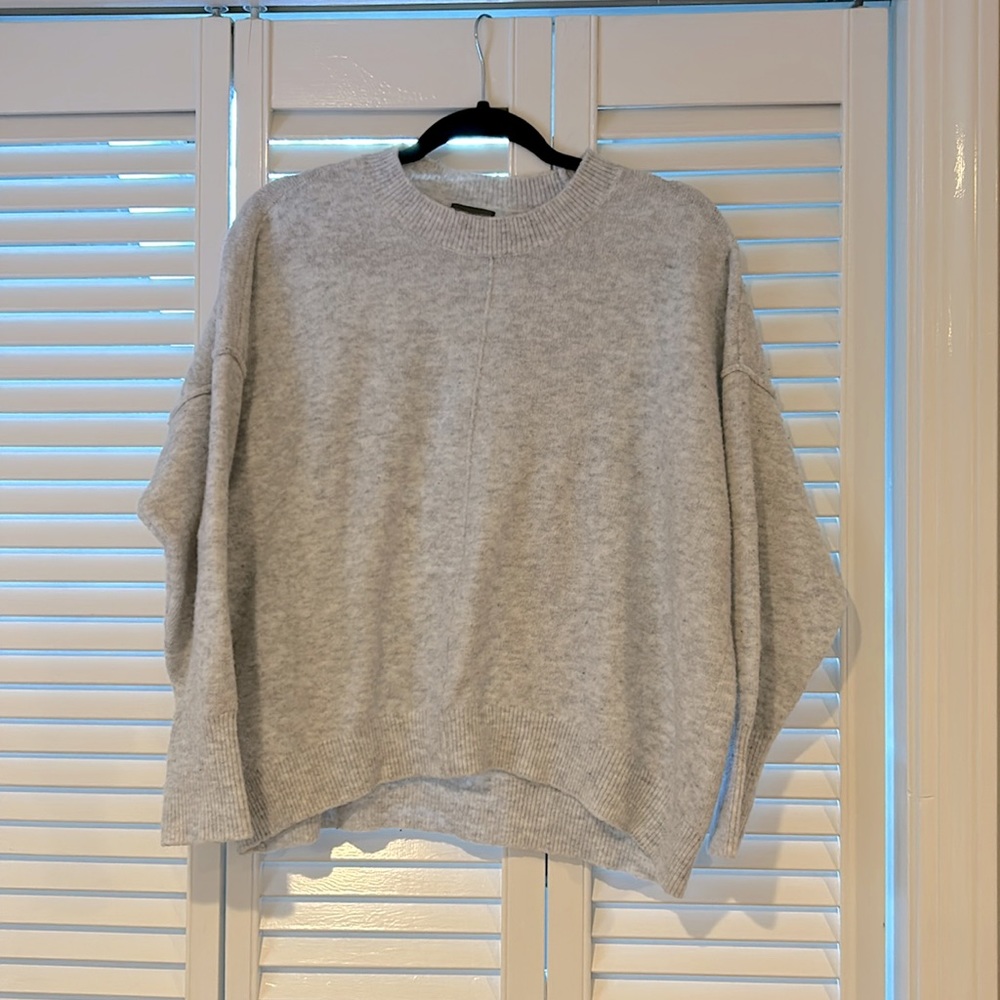 Vince Camuto grey crew neck sweater size medium